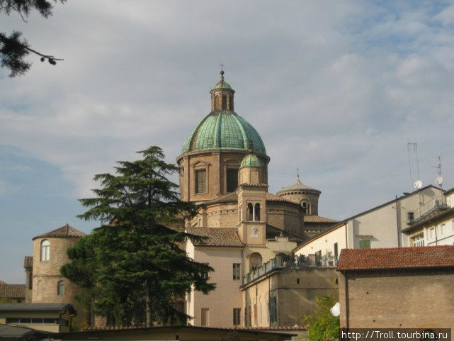 Еще один большой и замечательный собор — и тоже задвинутый в застройку Равенна, Италия