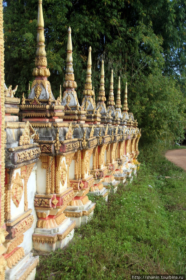 Стена из ступ Пхонсаван, Лаос