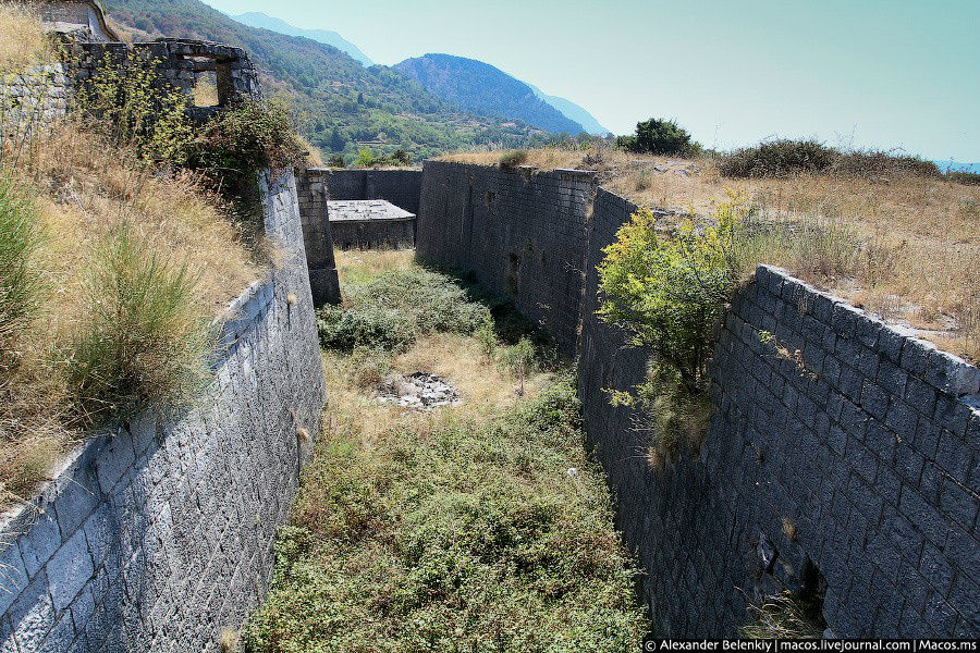 Крепость была построена в 1886 году, и несколько раз достраивалась в начале XX века автрийцами и черногорцами. Область Котор, Черногория