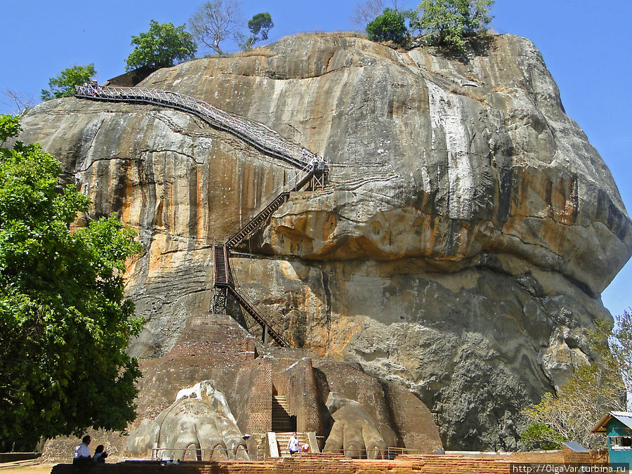 Легендарная скала и каменная крепость Сигирия — главная достопримечательность Шри-Ланки и объект всемирного наследия ЮНЕСКО Сигирия, Шри-Ланка