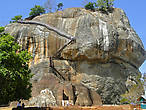 Легендарная скала и каменная крепость Сигирия — главная достопримечательность Шри-Ланки и объект всемирного наследия ЮНЕСКО