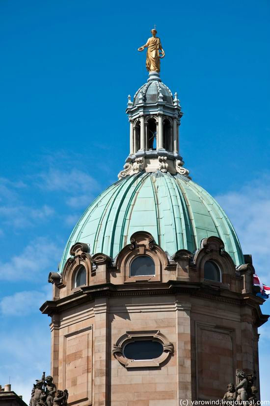 Банкирша на крыше протягивает кому-то баранки:). Эдинбург, Великобритания