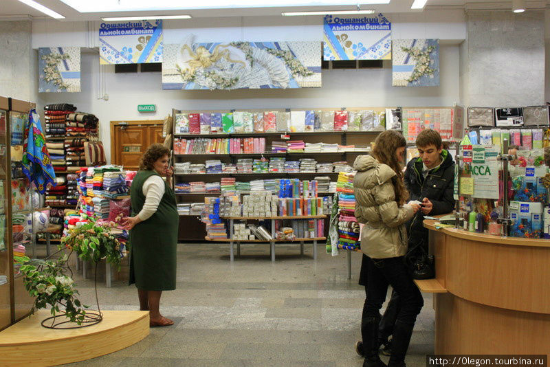 Продавцы-консультанты в тёмно-зелёной форме Минск, Беларусь