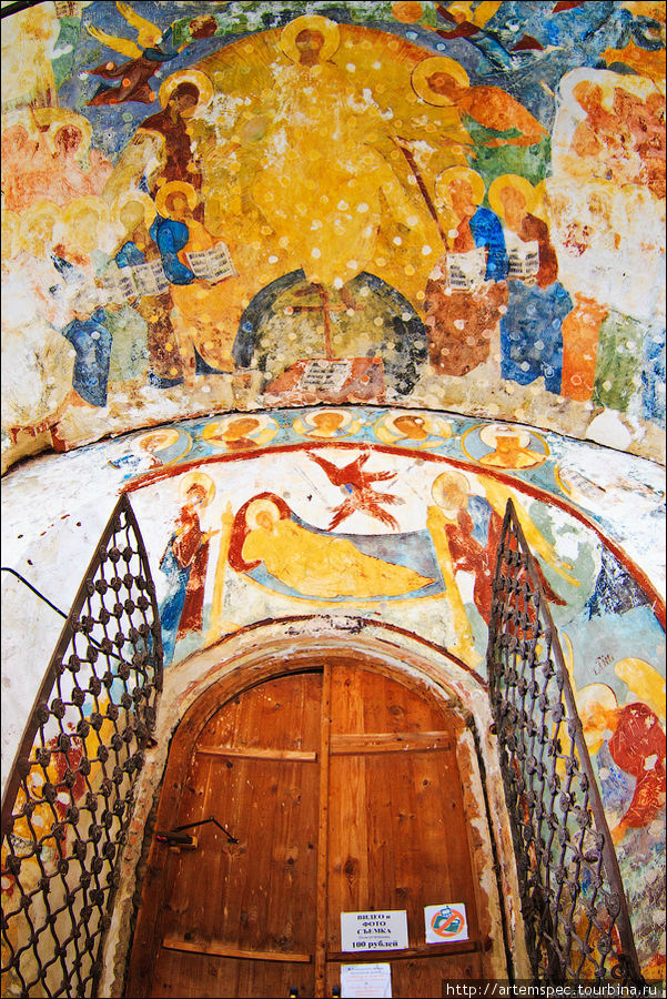 Надвратные фрески в Успенском соборе полны красок, если присмотреться Ростов, Россия