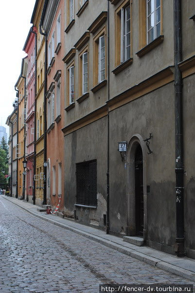 Двух домов одинакового цвета в старой Варшаве наверное и не найти Варшава, Польша