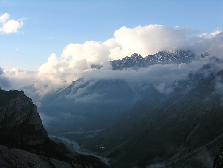 Внизу можно разглядеть альплагерь Уллу-тау. Кабардино-Балкария, Россия