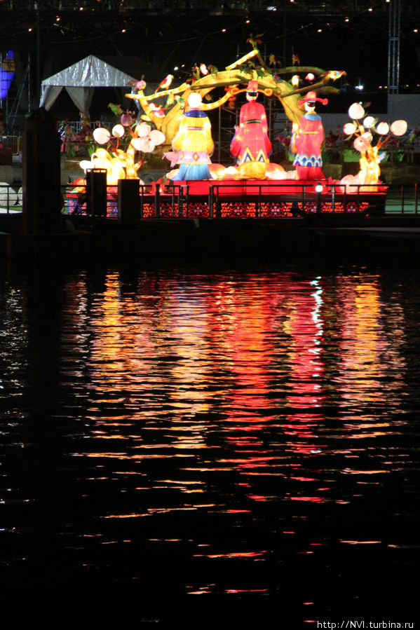 Повсюду яркие цветные огненные драконы напоминают о Новогоднем празднике Сингапур (город-государство)