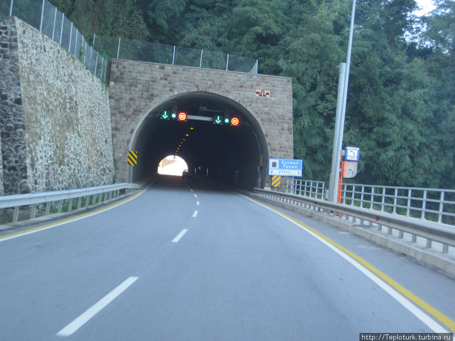 Въезд в горный тоннель Алания, Турция