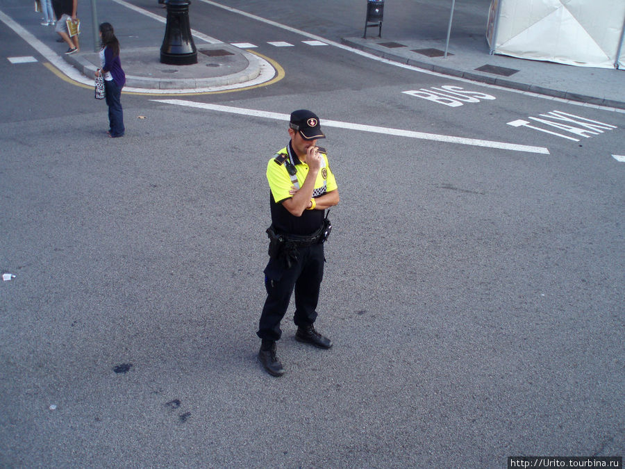 каталонский полицейский на страже Барселона, Испания