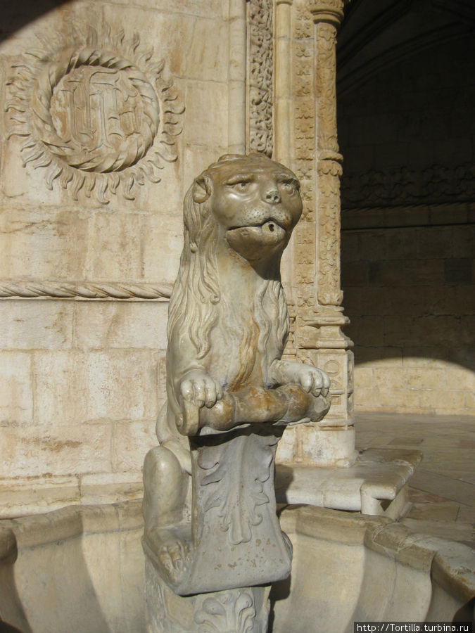 Фонтан в виде геральдического льва во внутреннем дворике монастыря