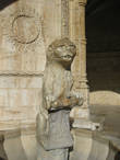 Фонтан в виде геральдического льва во внутреннем дворике монастыря