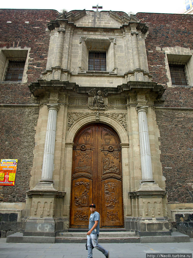 Вход в церковь  Бывшего монастыря Святой Инессы Мехико, Мексика