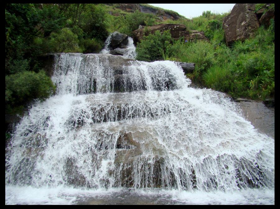 Этот водопад пересекает дорогу. Лесото