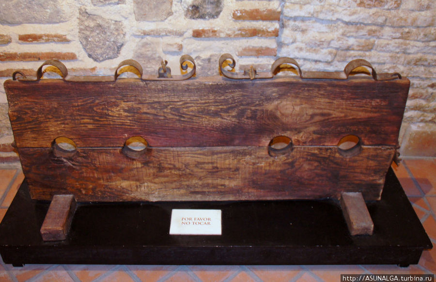 В музее инквизиции инструменты, ИСПОЛЬЗУЕМЫЕ судами Средневековья, — гильотину, электрический стул, гарроту..прессы для черепа и конечностей, маски позора, пояса верности. Вы узнаете, для чего применялся тот или иной предмет в проццессе пыток Толедо, Испания