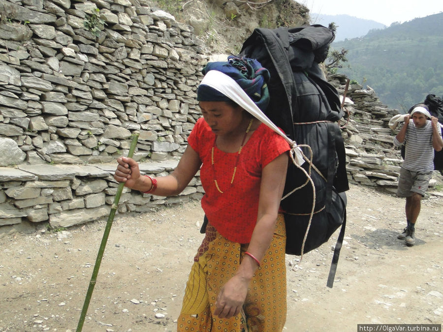 Даже выполняя свою отнюдь не женскую работу, она всё равно остается женщиной Наяпул, Непал