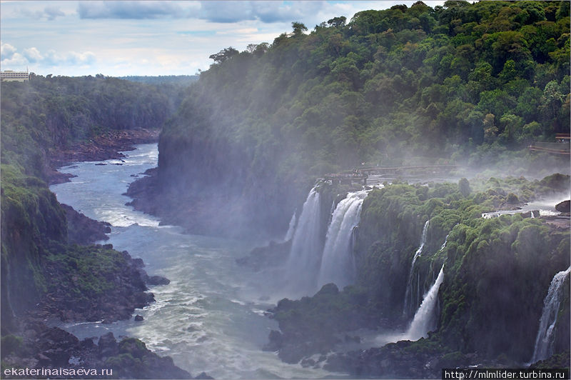 сам водопад ( точнее его  часть) Аргентина