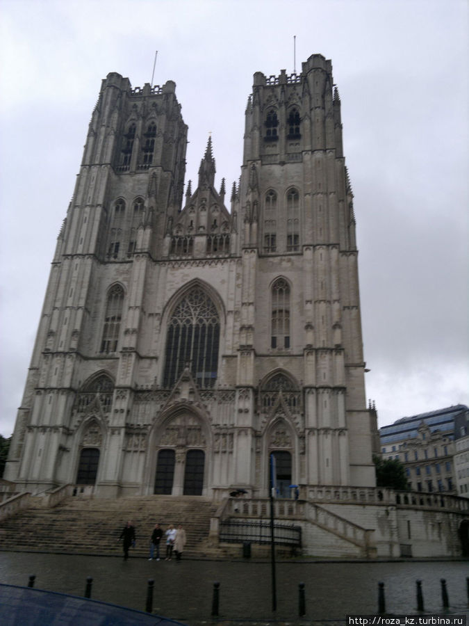 мимо собора (но при желании можно зайти), вверх по расположенной слева от него улице Брюссель, Бельгия
