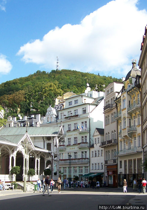 рыночная площадь с деревянной колоннадой Карловы Вары, Чехия