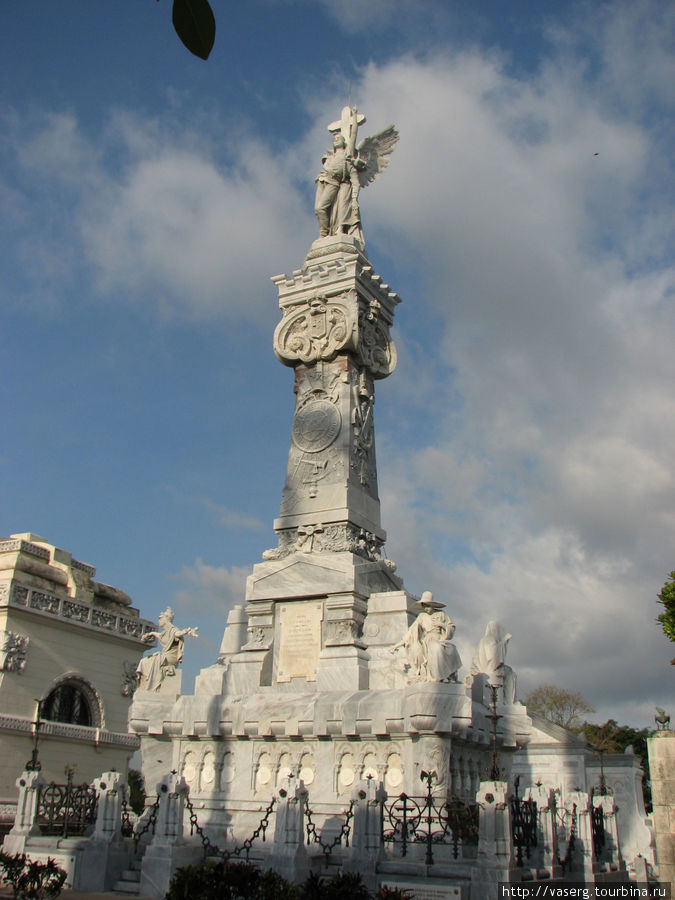 Памятник 28 гаванским пожарникам, погибшим в 1890 году в схватке с огнем. Гавана, Куба
