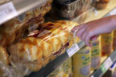 В магазинах продаются «нарезные» батоны размером с ладонь. Но свежий хлеб, несомненно, лучше — даже в маленьких магазинах он действительно свежий и горячий.