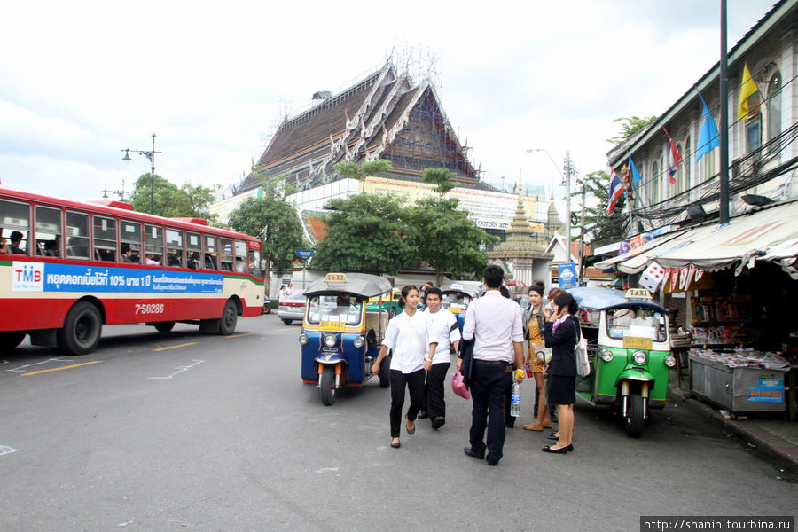 Впереди виден павильон Лежащего Будды в Ват По Бангкок, Таиланд
