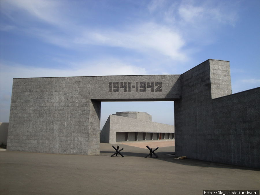 Мемориальная арка — вход в музей только через нее