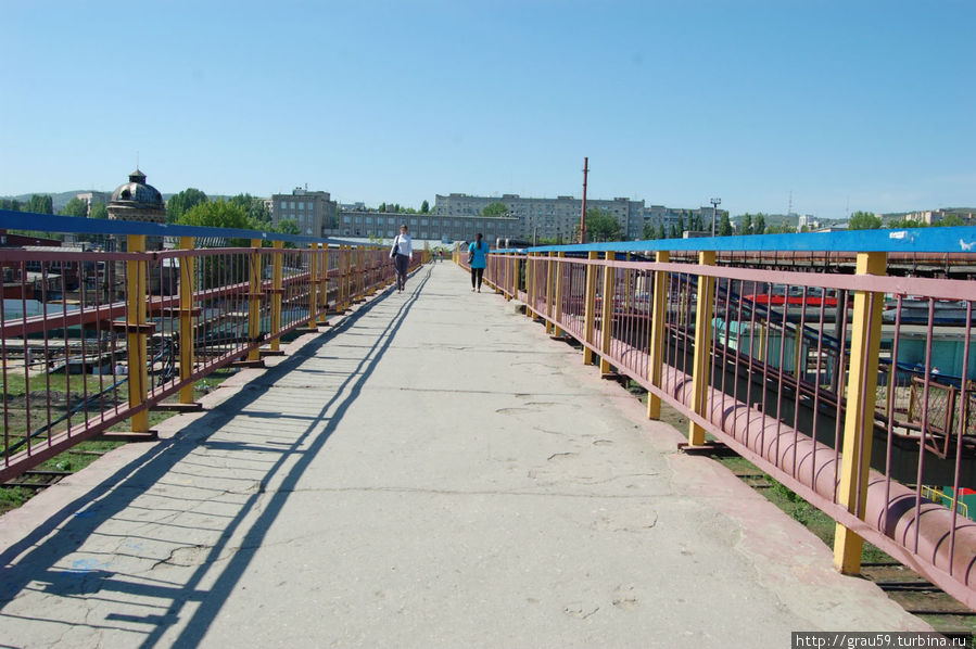 Пешеходный переход  над локомотивным депо Саратов, Россия