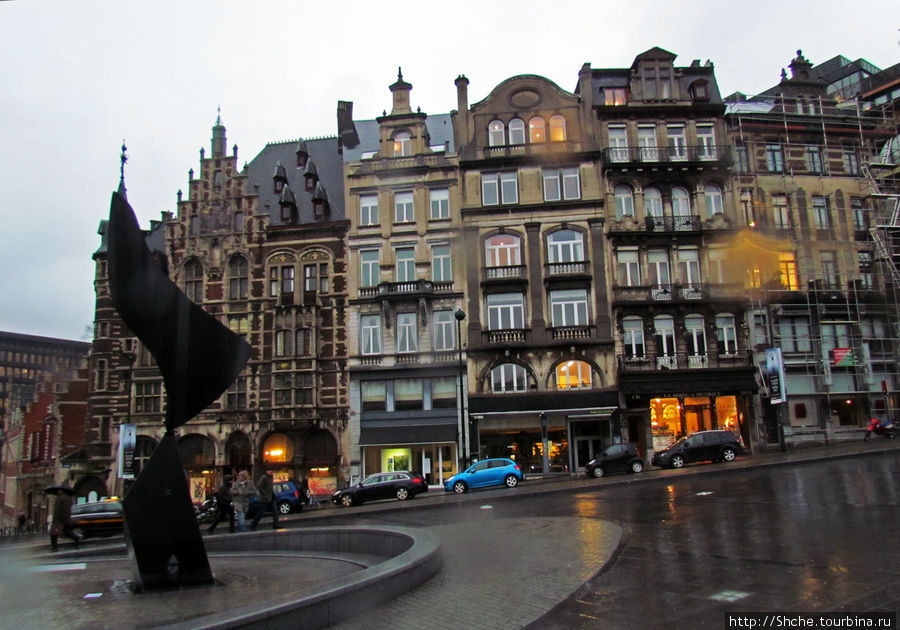 Еще со времен посещения Фарер в 2007 году такое я называю памятник рыболовному крючку Брюссель, Бельгия