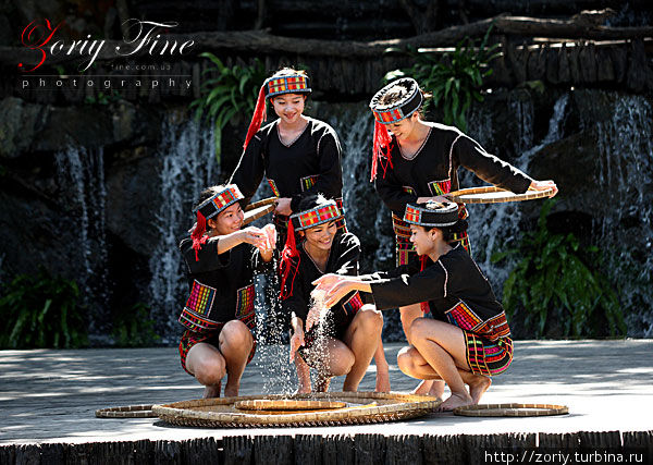 Фольклорное выступление в деревне Мё. Танец с рисом Китай