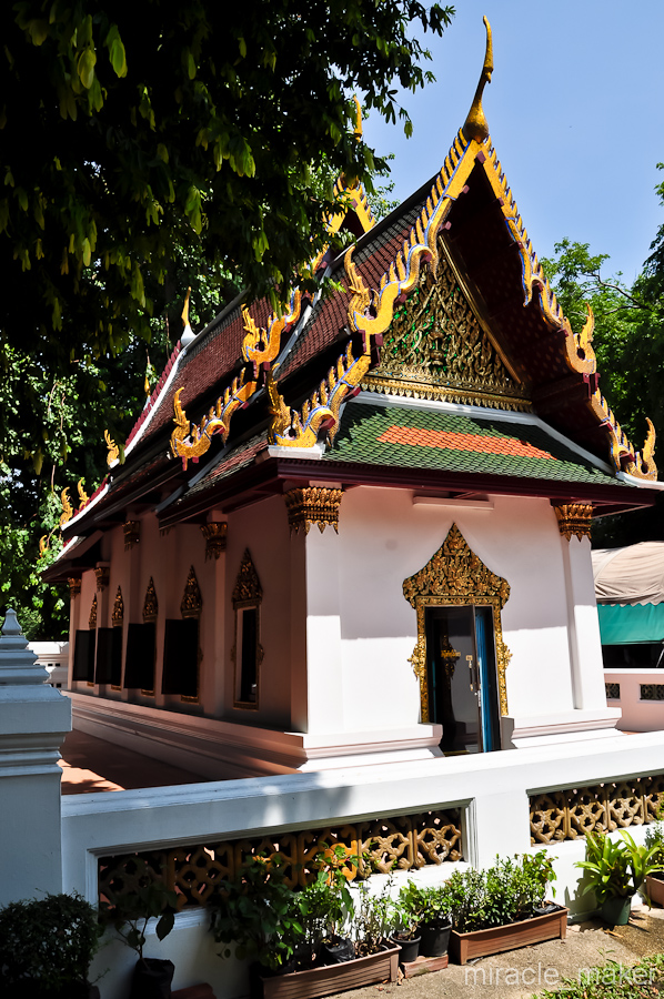 По дороге в Ват Пхра Кео, самое популярное у туристов и самое священное у местных жителей место, заглянули в Ват Салак, который тоже обозначен на всех туристических картах. Бангкок, Таиланд