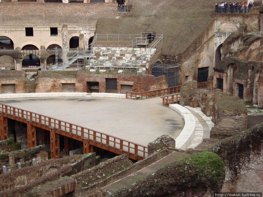 Реконструкция части арены. Слово «арена» в переводе с латинского языка означает «песок». Арена Колизея была сделана из дерева и песка. Рим, Италия