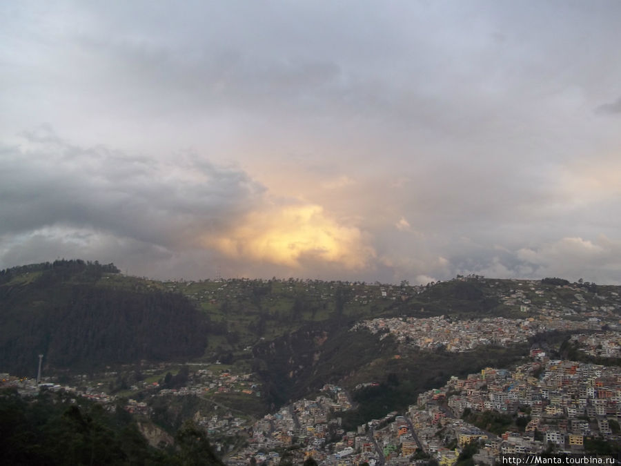 Кито, сектор Эль Дорадо - Вид из окна Кито, Эквадор