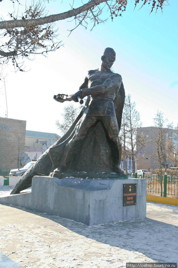 Памятник посвященный Великой Отечественной войне. Арвайхэр, Монголия