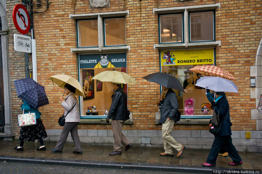 Японцы везде ходят группами друг за другом Брюгге, Бельгия