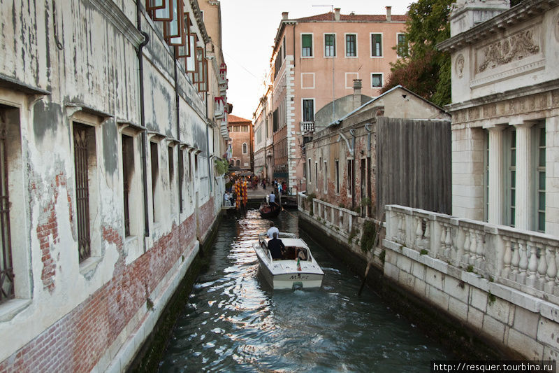Один из каналов р-на Сан Марко, Венеция. Венето, Италия