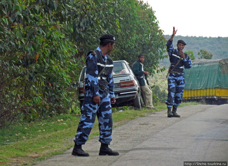 Ближе к столице учащаются полицейские посты Провинция Антананариву, Мадагаскар