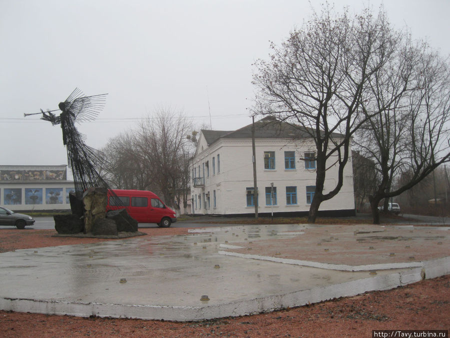 Карта зоны: серый бетон — 30км, красный — 10км. Подсвечниками обозначены населенные пункты. Иногда здесь зажигают свечи... Чернобыль, Украина