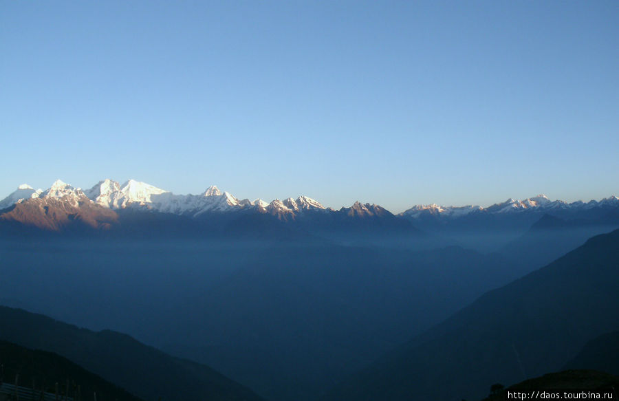 Манаслу, а справа Ганеш-Химал Госайкунд, Непал