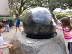 Можно покрутить Земной шар у входа в музей природы
