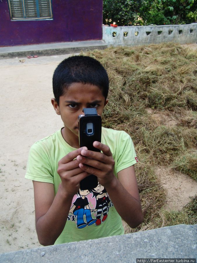 Мальчик фотографирует меня на мобильник Тансен, Непал