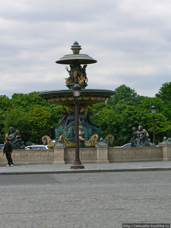 Площадь Конкорд раньшеносила название Площадь Луи XV и тут располагался памятник этому королю. Затем она претерпела много перемен. Париж, Франция