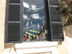 Здесь с десяток сувенирных лавок, в том числе продающих знаменитое мальтийское цветное стекло.