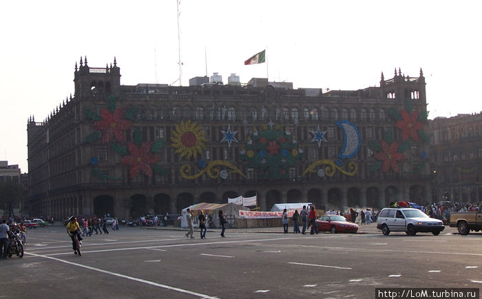 Национальный дворец, расположен на центральной площади — Сокало. Мехико, Мексика
