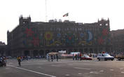 Национальный дворец, расположен на центральной площади — Сокало.