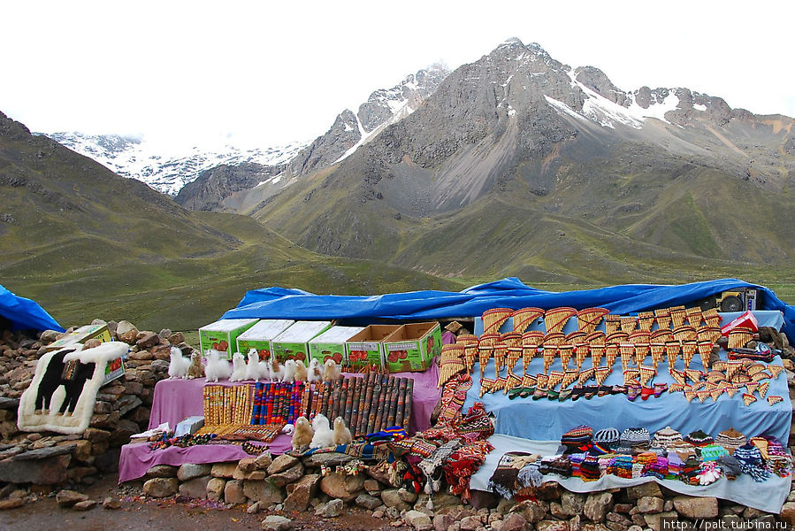 Рынок народных промыслов на перевале Абра-ла-Райа. К андским свирелям прилагаются ноты мелодий, в том числе и знаменитого Полета  Кондора Перу