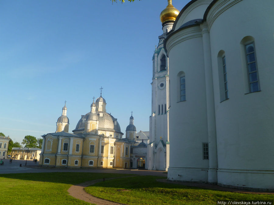 Желтое здание на заднем плане — б.Воскресенский собор, ныне галерея. Вологда, Россия