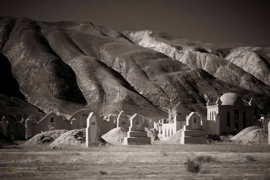 Мне очень нравятся мусульманские кладбища. Города. Озеро Сон-Куль, Киргизия