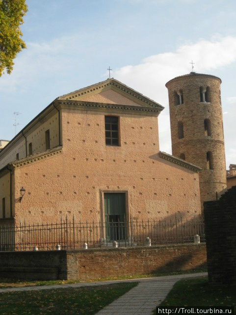 Одна из главных церквей всей Равенны, и очень характерная для архитектуры региона