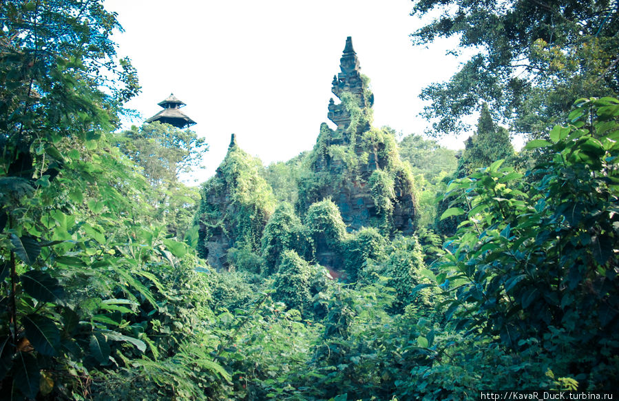храм в заброшенном парке отдыха Чангу, Индонезия
