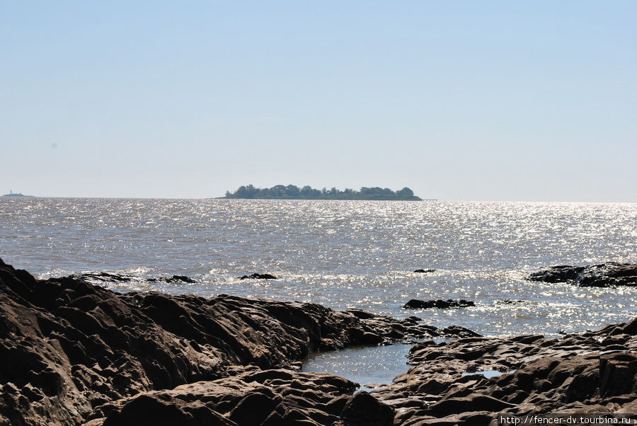 Скалистый берег уругвайский Колония-дель-Сакраменто, Уругвай